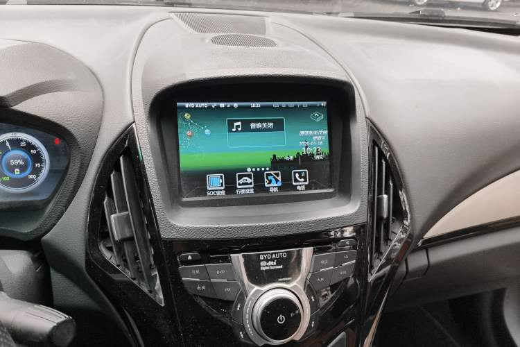 Used BYD Qin New Energy 2015 1.5T Dual-Crown Flagship Plus Edition Audio And AC Panel