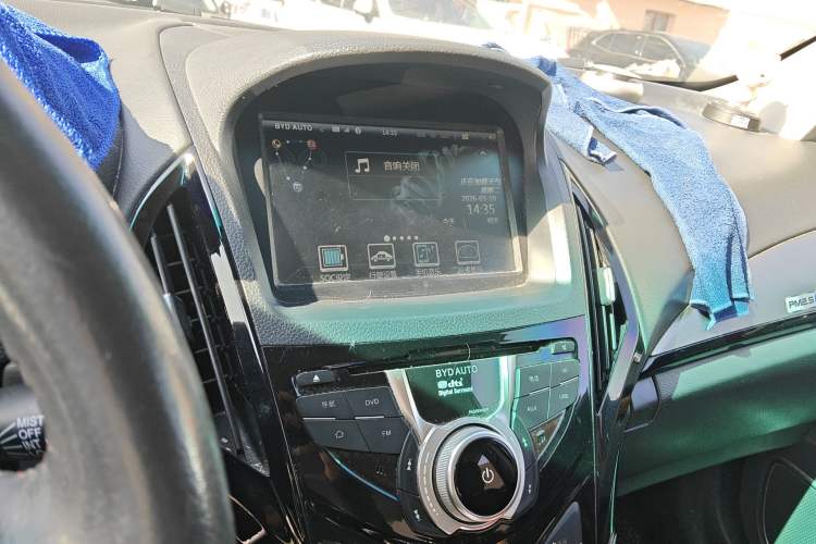 Used BYD Qin New Energy 2015 1.5T Dual-Crown Flagship Edition Audio And AC Panel