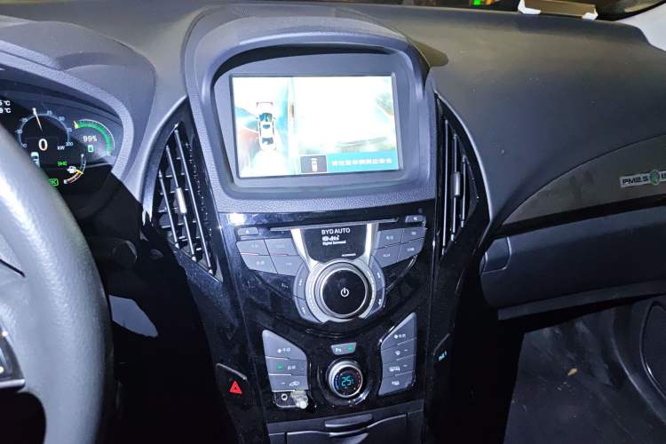 Used BYD Qin New Energy 2015 1.5T Dual-Crown Flagship Plus Edition Audio And AC Panel