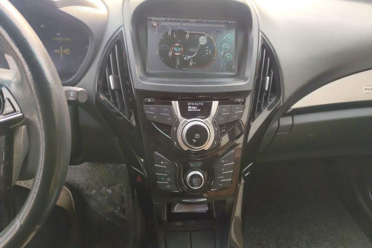 Used BYD Qin New Energy 2015 1.5T Dual-Crown Flagship Edition Audio And AC Panel
