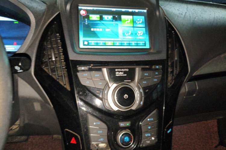 Used BYD Qin New Energy 2015 1.5T Dual-Crown Flagship Plus Edition Audio And AC Panel