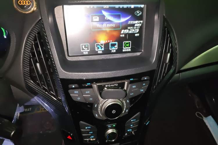 Used BYD Qin New Energy 2015 1.5T Dual-Crown Flagship Edition Audio And AC Panel