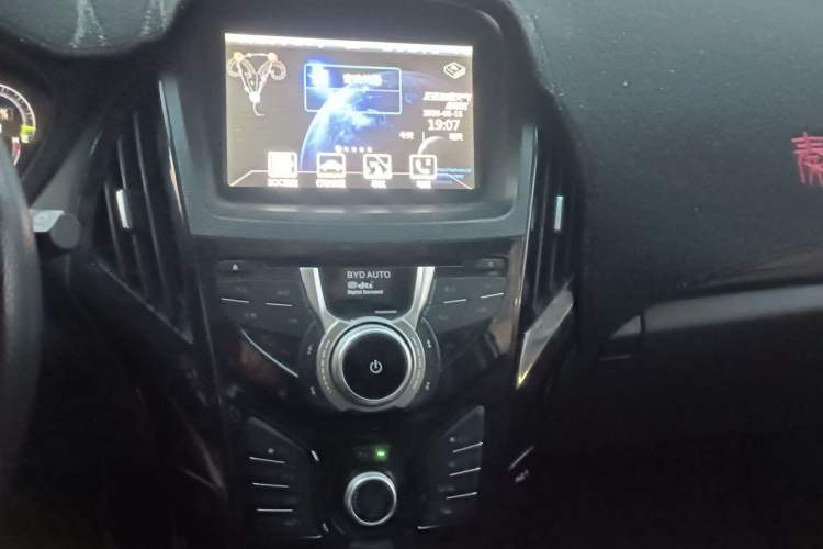 Used BYD Qin New Energy 2015 1.5T Dual-Crown Flagship Plus Edition Audio And AC Panel