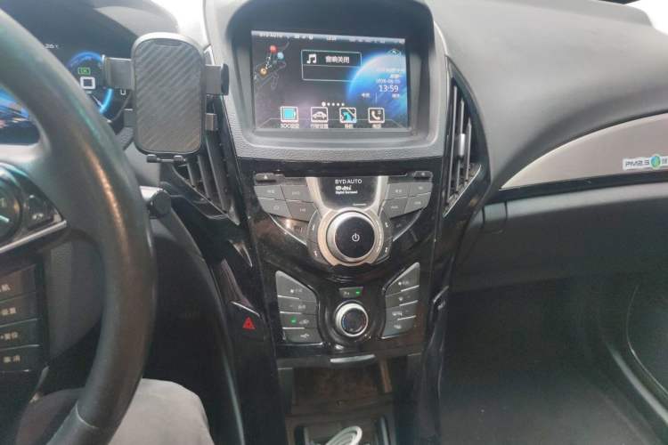 Used BYD Qin New Energy 2015 1.5T Dual-Crown Flagship Edition Audio And AC Panel