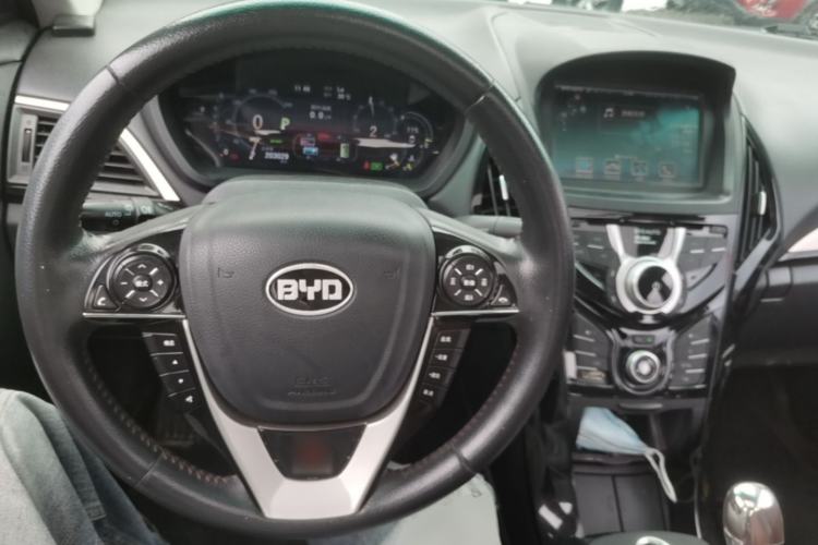 Used BYD Qin New Energy 2015 1.5T Dual-Crown Flagship Plus Edition Center Console