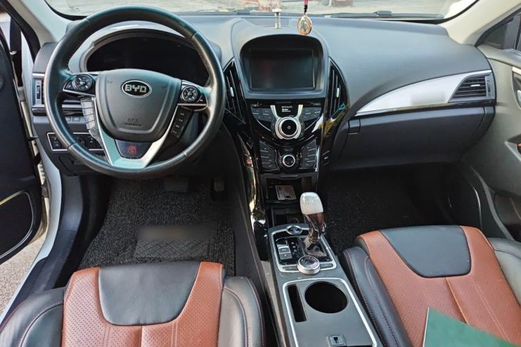 Used BYD Qin New Energy 2015 1.5T Dual-Crown Flagship Plus Edition Center Console