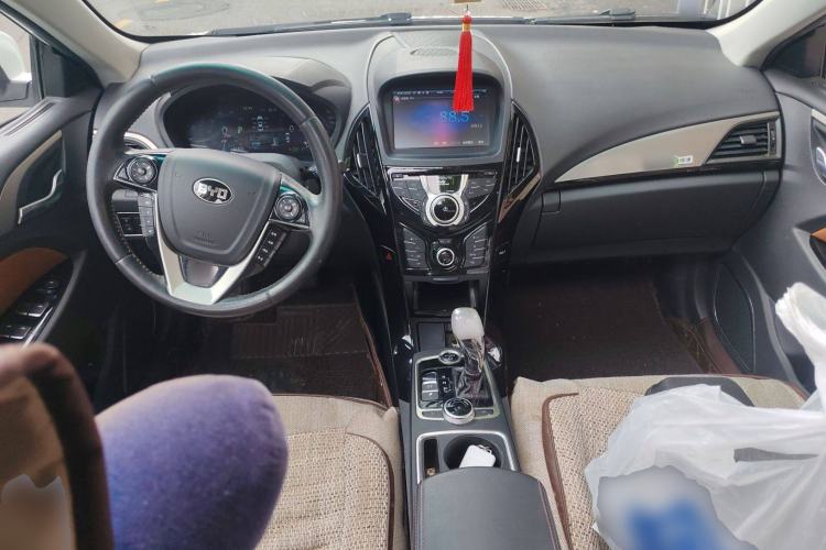 Used BYD Qin New Energy 2015 1.5T Dual-Crown Flagship Plus Edition Center Console
