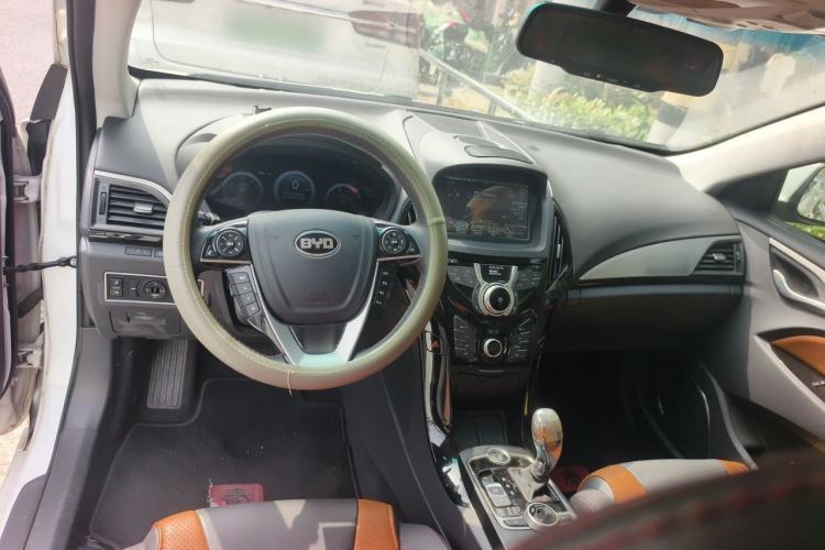 Used BYD Qin New Energy 2015 1.5T Dual-Crown Flagship Plus Edition Center Console