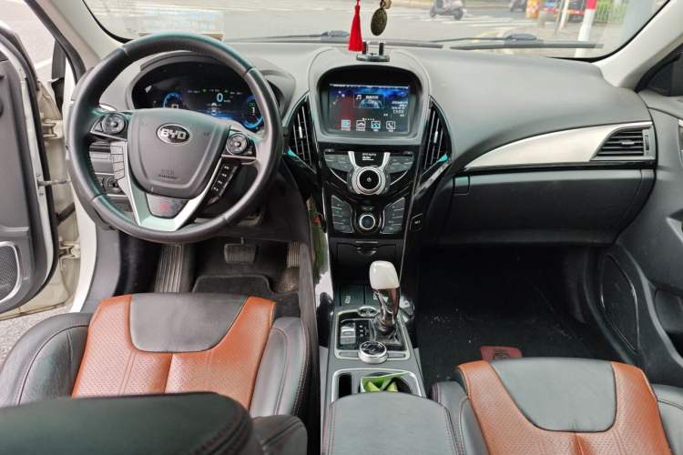 Used BYD Qin New Energy 2015 1.5T Dual-Crown Flagship Plus Edition Center Console