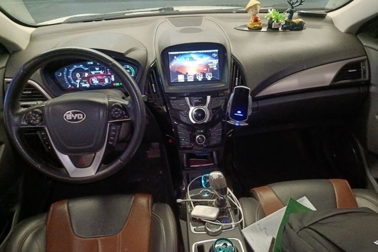 Used BYD Qin New Energy 2015 1.5T Dual-Crown Flagship Edition Center Console