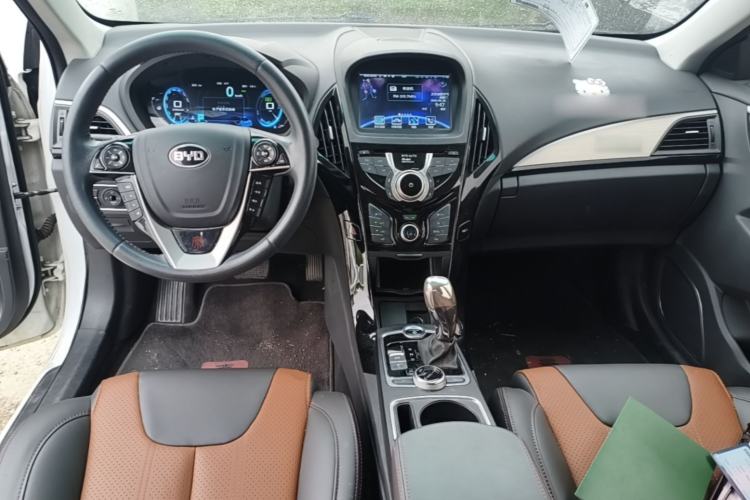 Used BYD Qin New Energy 2015 1.5T Dual-Crown Flagship Edition Center Console