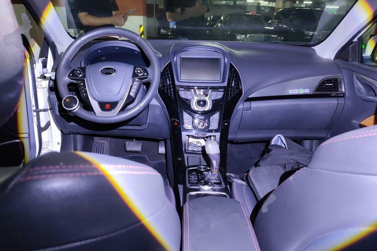 Used BYD Qin New Energy 2015 1.5T Dual-Crown Flagship Plus Edition Center Console