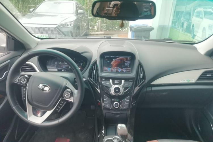 Used BYD Qin New Energy 2015 1.5T Dual-Crown Flagship Plus Edition Center Console