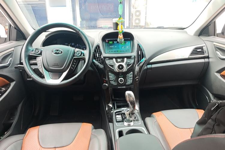 Used BYD Qin New Energy 2015 1.5T Dual-Crown Flagship Plus Edition Center Console