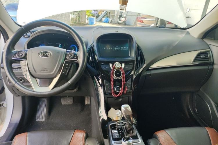 Used BYD Qin New Energy 2015 1.5T Dual-Crown Flagship Plus Edition Center Console