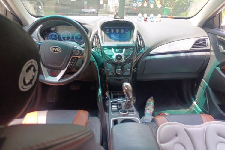 Used BYD Qin New Energy 2015 1.5T Dual-Crown Flagship Plus Edition Center Console