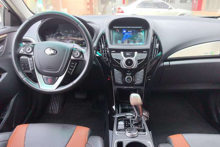 Used BYD Qin New Energy 2015 1.5T Dual-Crown Flagship Plus Edition Center Console