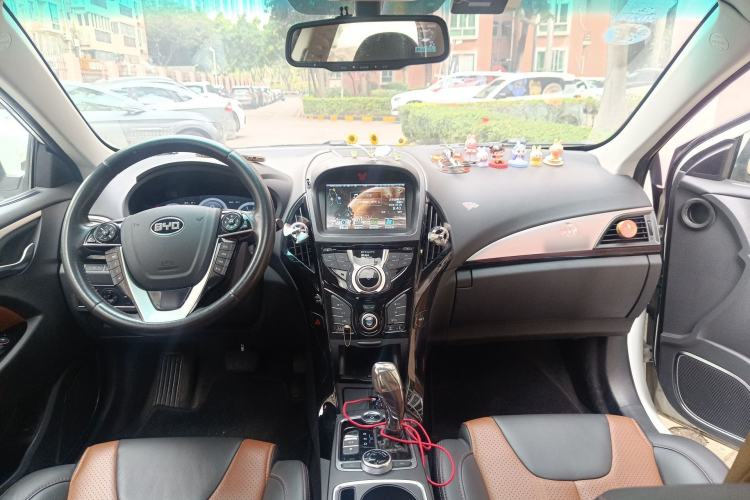 Used BYD Qin New Energy 2015 1.5T Dual-Crown Flagship Plus Edition Center Console