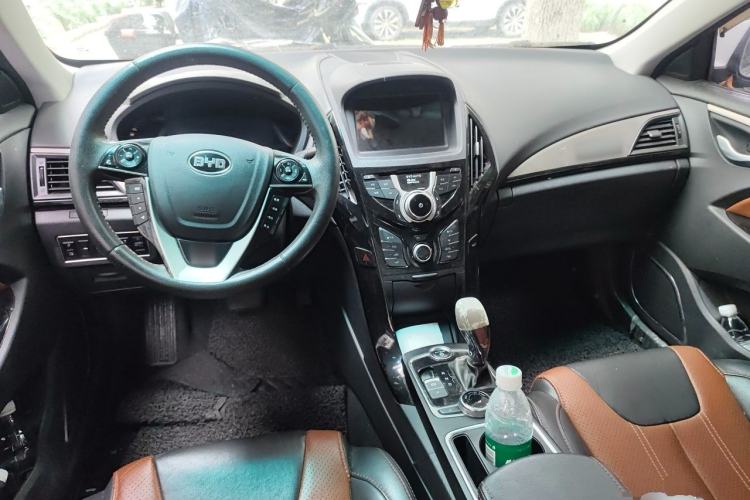 Used BYD Qin New Energy 2015 1.5T Dual-Crown Flagship Plus Edition Center Console