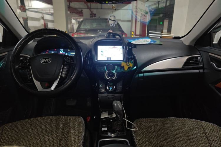 Used BYD Qin New Energy 2015 1.5T Dual-Crown Flagship Plus Edition Center Console
