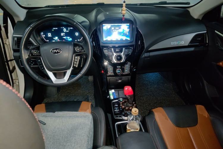 Used BYD Qin New Energy 2015 1.5T Dual-Crown Flagship Plus Edition Center Console