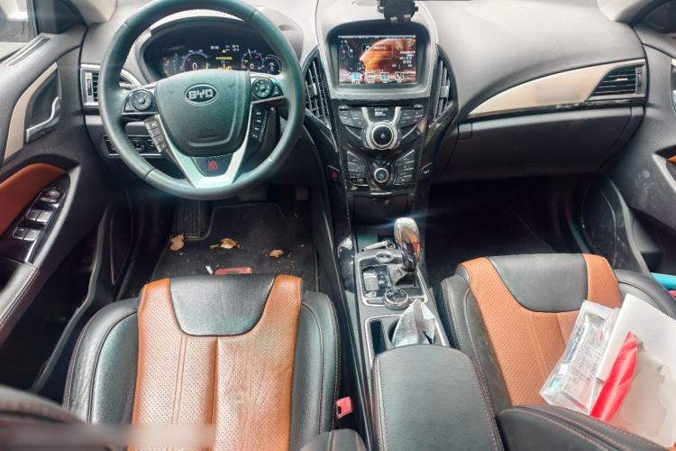 Used BYD Qin New Energy 2015 1.5T Dual-Crown Flagship Plus Edition Center Console