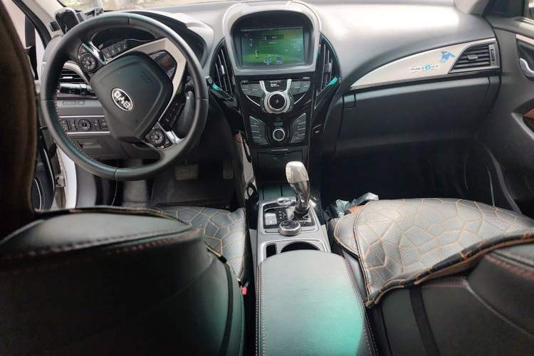 Used BYD Qin New Energy 2015 1.5T Dual-Crown Flagship Edition Center Console