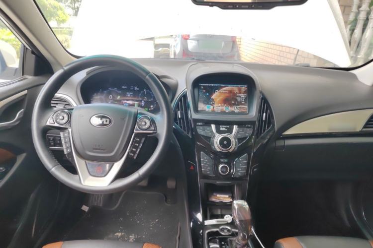 Used BYD Qin New Energy 2015 1.5T Dual-Crown Flagship Plus Edition Center Console