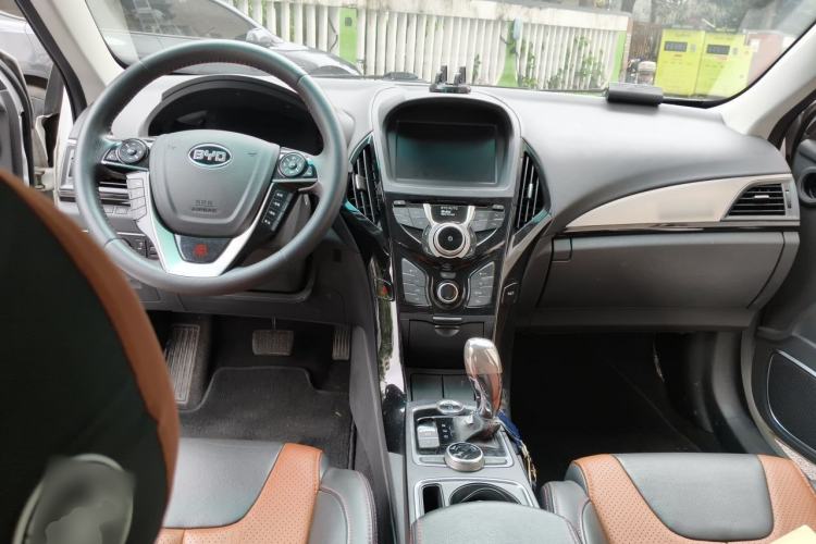 Used BYD Qin New Energy 2015 1.5T Dual-Crown Flagship Plus Edition Center Console