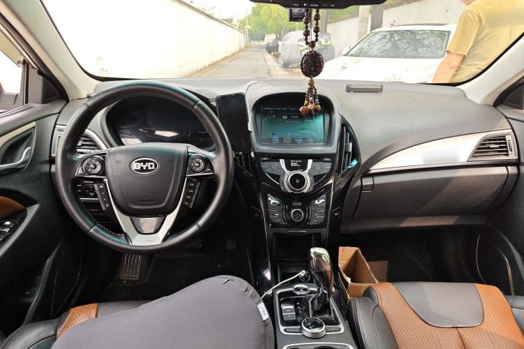 Used BYD Qin New Energy 2015 1.5T Dual-Crown Flagship Plus Edition Center Console