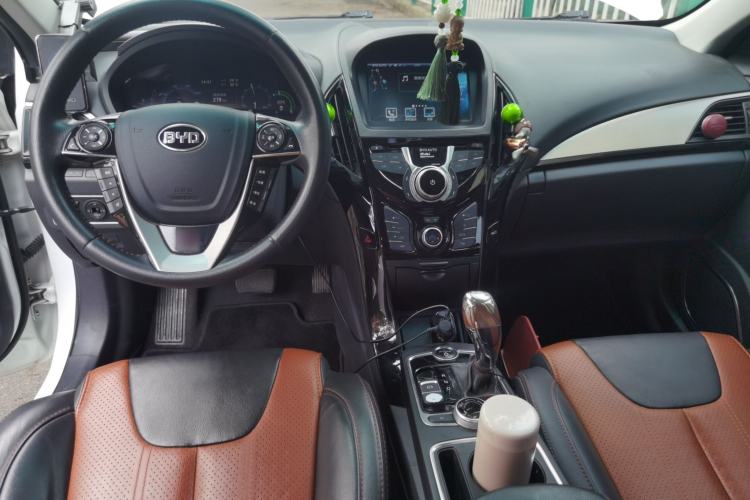 Used BYD Qin New Energy 2015 1.5T Dual-Crown Flagship Plus Edition Center Console