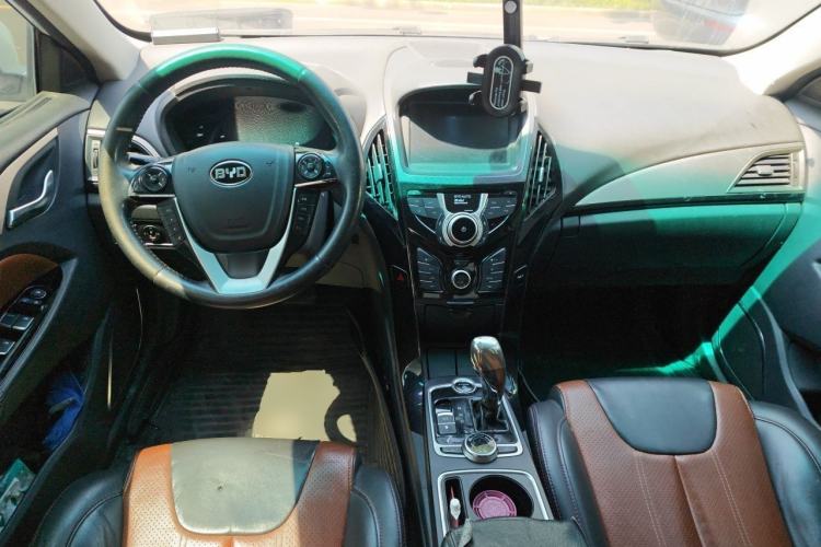Used BYD Qin New Energy 2015 1.5T Dual-Crown Flagship Plus Edition Center Console