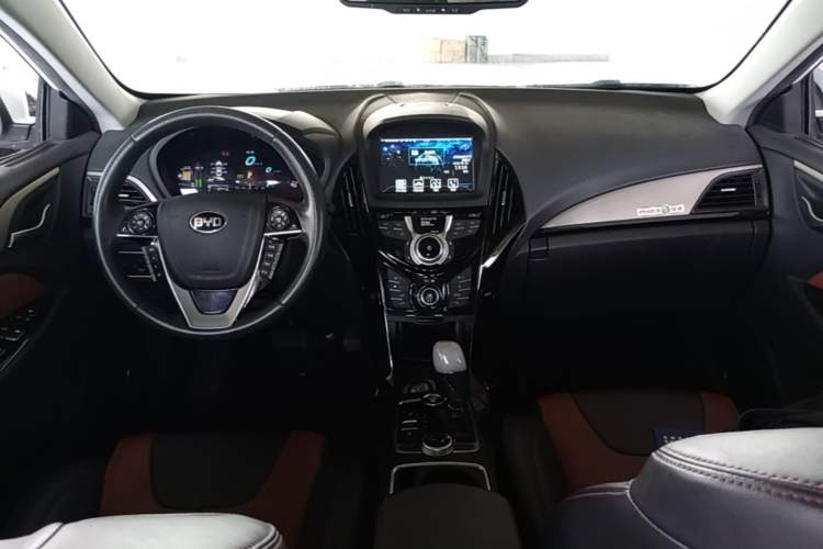 Used BYD Qin New Energy 2015 1.5T Dual-Crown Flagship Plus Edition Center Console