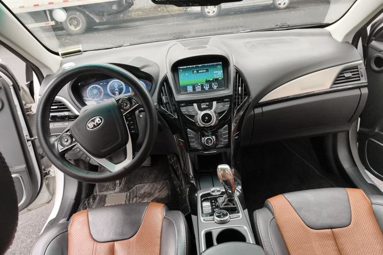 Used BYD Qin New Energy 2015 1.5T Dual-Crown Flagship Plus Edition Center Console