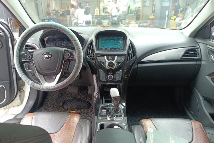 Used BYD Qin New Energy 2015 1.5T Dual-Crown Flagship Plus Edition Center Console