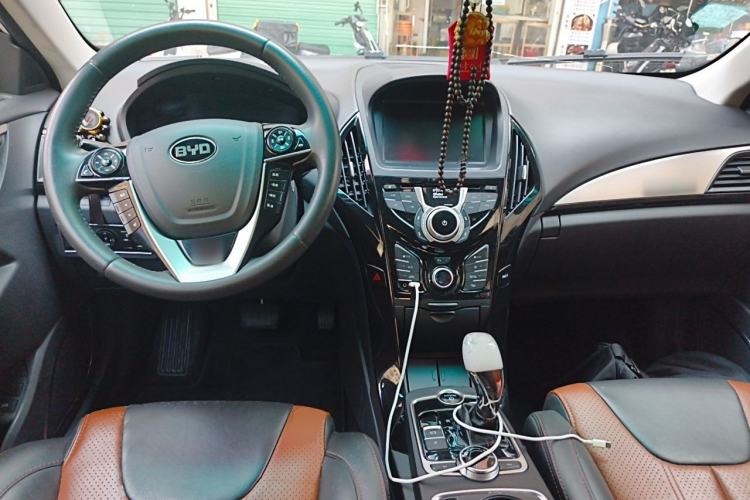 Used BYD Qin New Energy 2015 1.5T Dual-Crown Flagship Plus Edition Center Console