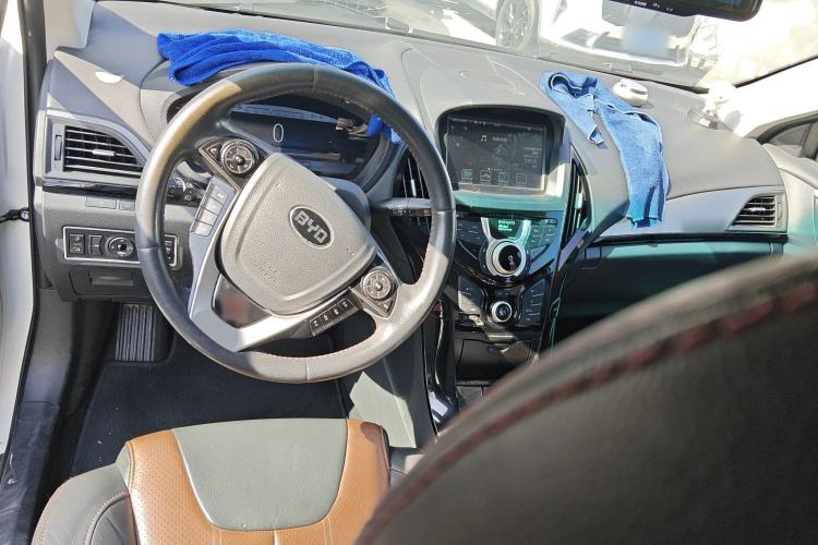 Used BYD Qin New Energy 2015 1.5T Dual-Crown Flagship Edition Center Console