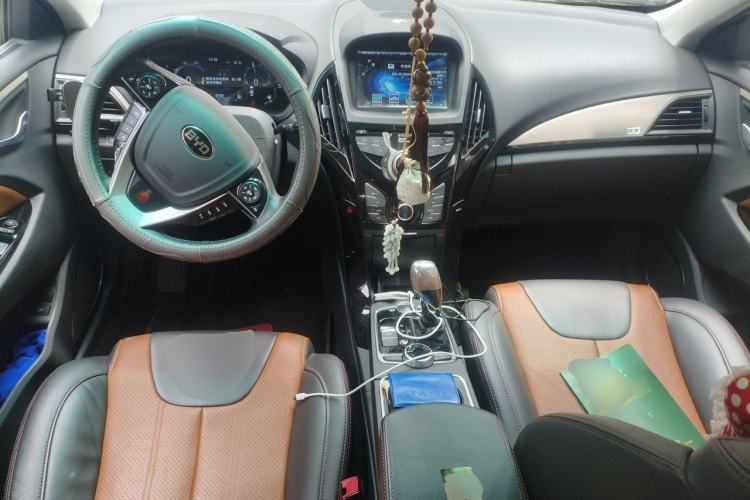 Used BYD Qin New Energy 2015 1.5T Dual-Crown Flagship Plus Edition Center Console