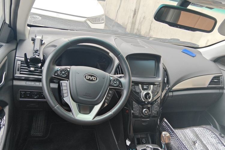 Used BYD Qin New Energy 2015 1.5T Dual-Crown Flagship Plus Edition Center Console