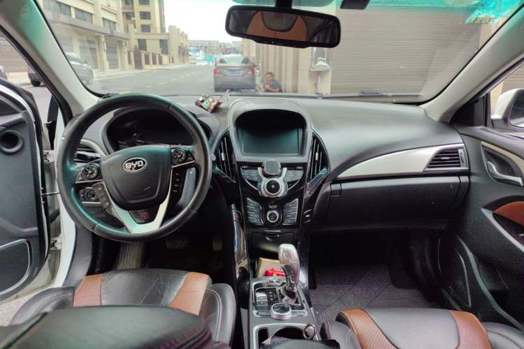 Used BYD Qin New Energy 2015 1.5T Dual-Crown Flagship Edition Center Console