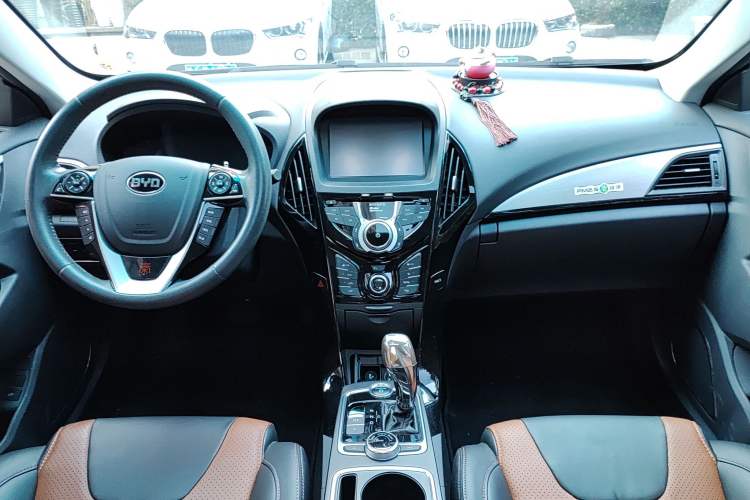 Used BYD Qin New Energy 2015 1.5T Dual-Crown Flagship Plus Edition Center Console