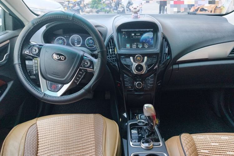 Used BYD Qin New Energy 2015 1.5T Dual-Crown Flagship Edition Center Console