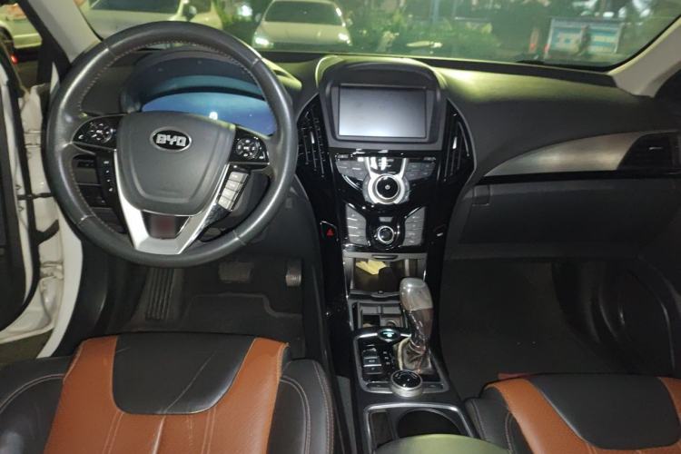 Used BYD Qin New Energy 2015 1.5T Dual-Crown Flagship Edition Center Console