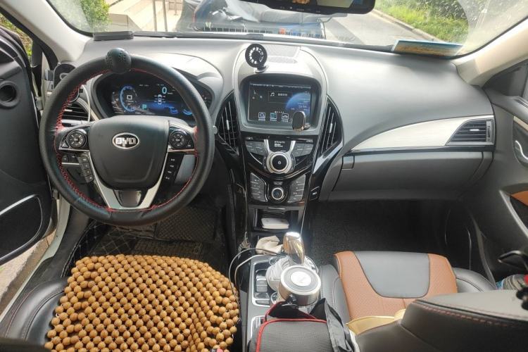 Used BYD Qin New Energy 2015 1.5T Dual-Crown Flagship Plus Edition Center Console