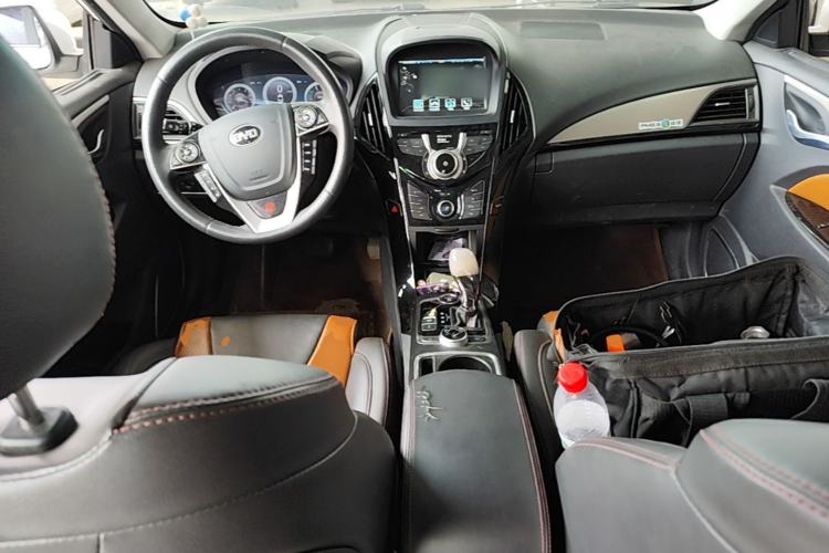 Used BYD Qin New Energy 2015 1.5T Dual-Crown Flagship Plus Edition Center Console