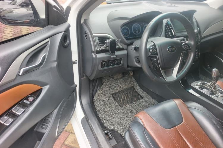 Used BYD Qin New Energy 2015 1.5T Dual-Crown Flagship Plus Edition Driver Seat