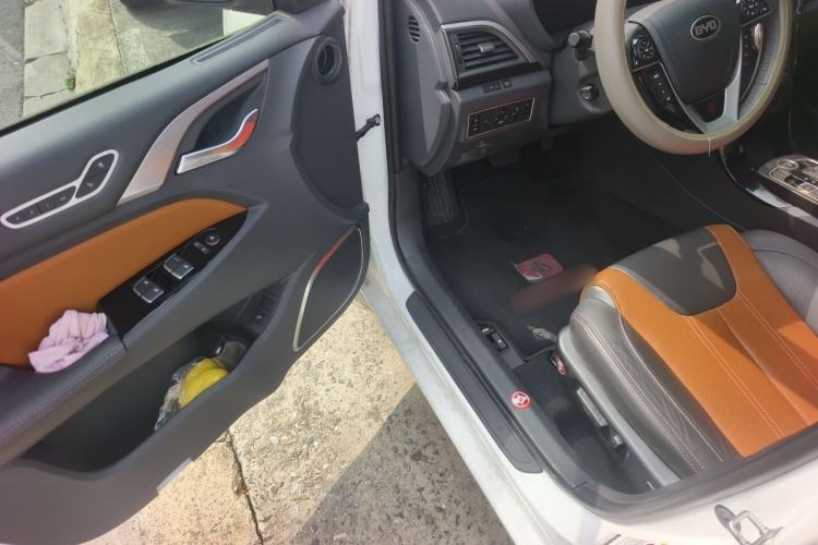 Used BYD Qin New Energy 2015 1.5T Dual-Crown Flagship Plus Edition Driver Seat