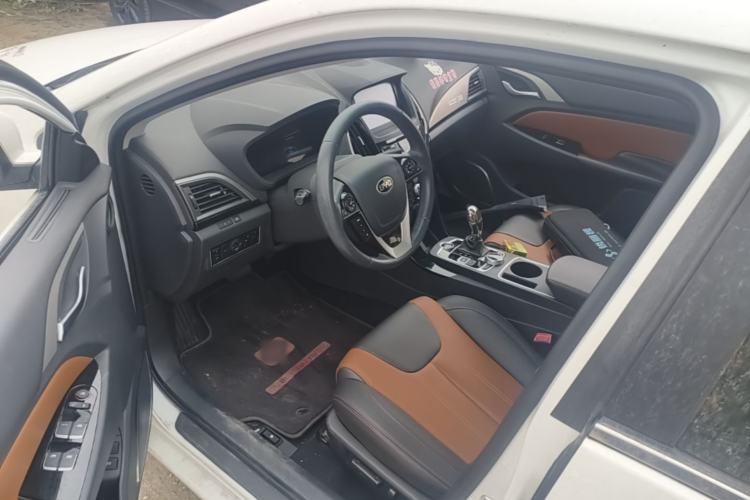 Used BYD Qin New Energy 2015 1.5T Dual-Crown Flagship Edition Driver Seat