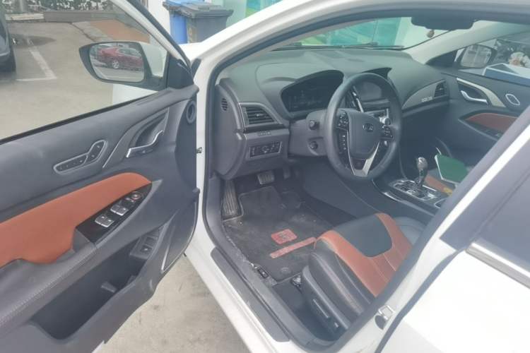 Used BYD Qin New Energy 2015 1.5T Dual-Crown Flagship Plus Edition Driver Seat
