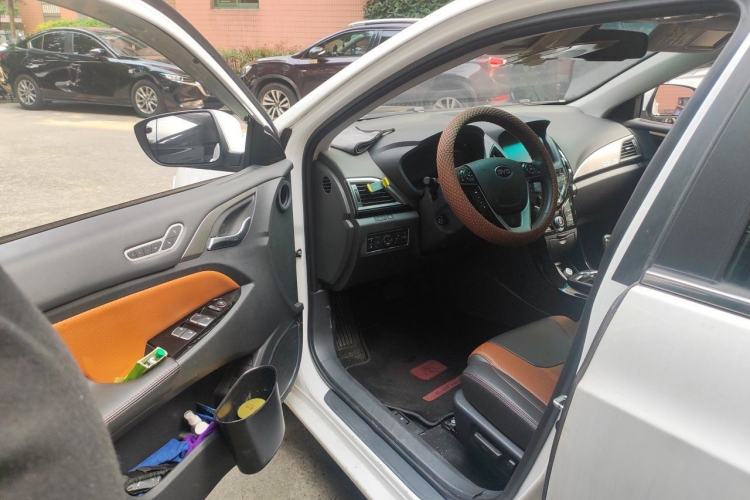 Used BYD Qin New Energy 2015 1.5T Dual-Crown Flagship Plus Edition Driver Seat